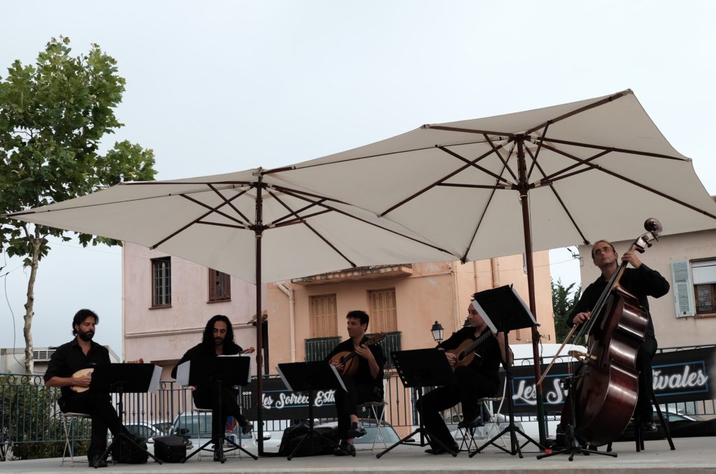 L’attribut alt de cette image est vide, son nom de fichier est Quintette-sur-la-place-1024x678.jpg.