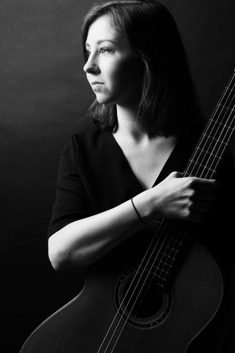 Emma Schützmann guitariste pour le festival international de mandoline de castellar