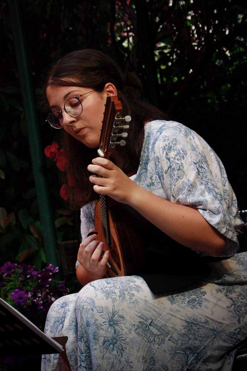 Marine Moletto mandoliniste au festival international de mandoline de castellar