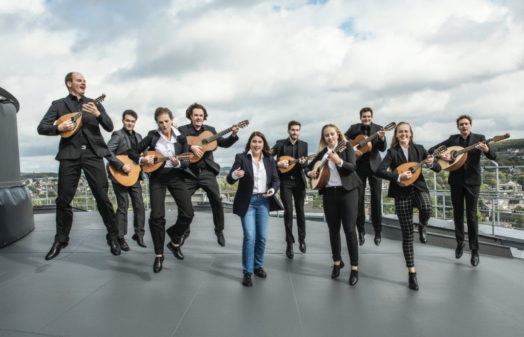 Emma Schützmann guitariste pour le festival international de mandoline de castellar